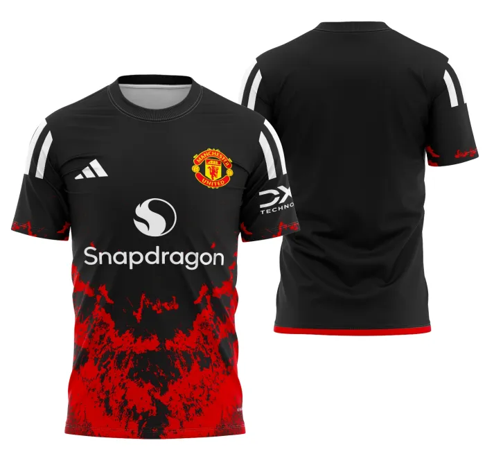 Camiseta unissex preta com logo no peito e estampa grande nas costas inspirada na camisa Manchester United Concept 2024, mostrando estilo moderno e esportivo para fãs do time.