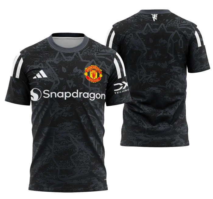 Camiseta unissex preta com logo no peito e estampa grande nas costas inspirada no Manchester United Concept 2025, visual moderno e vibrante para fãs do time.