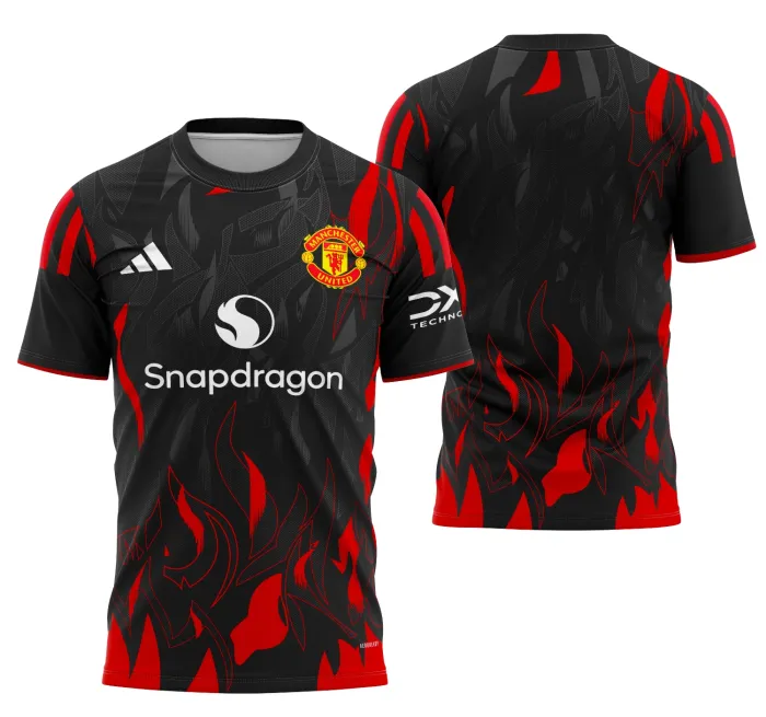 Camiseta unissex preta com logo no peito e estampa grande nas costas inspirada no Manchester United Concept 2025 Modelo 1, ideal para fãs do time com estilo moderno e esportivo.