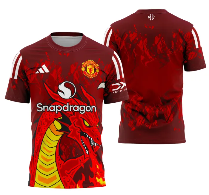 Foto de camiseta preta unissex com logo no peito e estampa grande nas costas inspirada no conceito Manchester United 2026, design moderno e arrojado, ideal para torcedores e colecionadores.