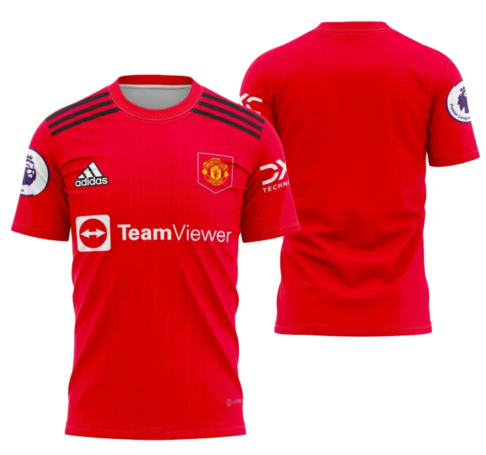 Camiseta unissex preta com logo no peito e estampa grande nas costas, tema Manchester United Concept Modelo 1, design moderno e atrativo para fãs do time.