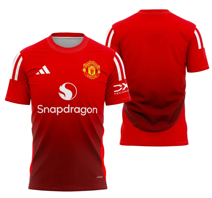 Camiseta unissex preta com logo do Manchester United no peito e estampa grande nas costas com design inspirado na camisa local 2024-2025 do clube.