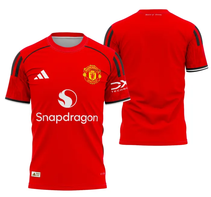 Camiseta unissex preta com logo no peito e estampa grande nas costas baseada na camisa Manchester United Local 2025-2026, perfeita para os fãs do clube.