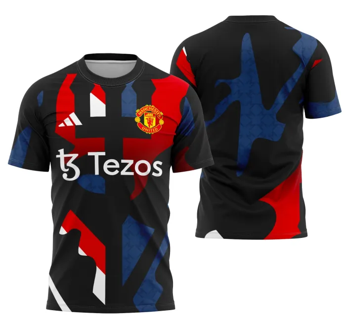 Foto de camiseta unissex preta com logo no peito e estampa grande nas costas com tema Manchester United Pre-Match 2024-2025, estilo casual e esportivo para fãs do clube