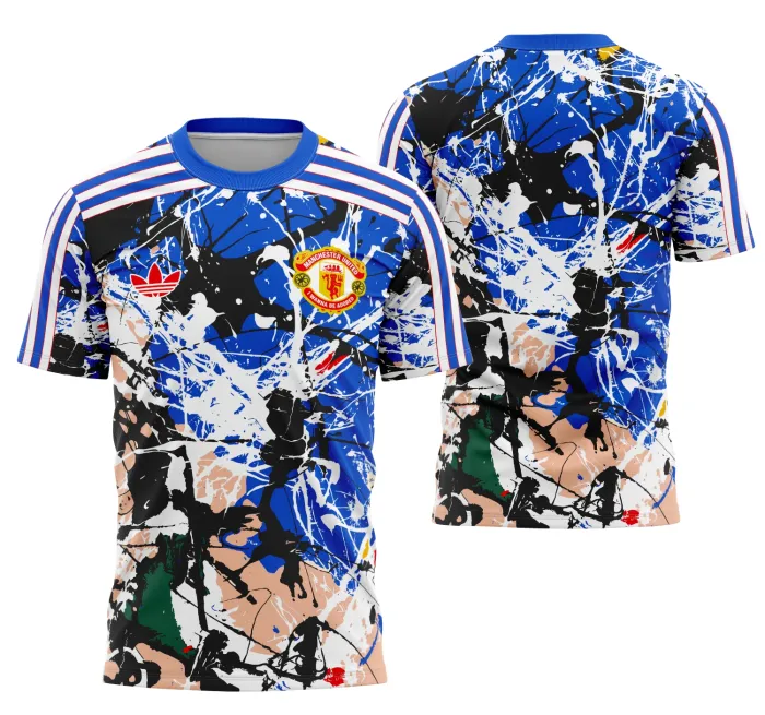 Camiseta unissex preta com logo no peito e estampa grande nas costas, inspiração Manchester United Stone Roses 2025-2026 elegante e moderna.