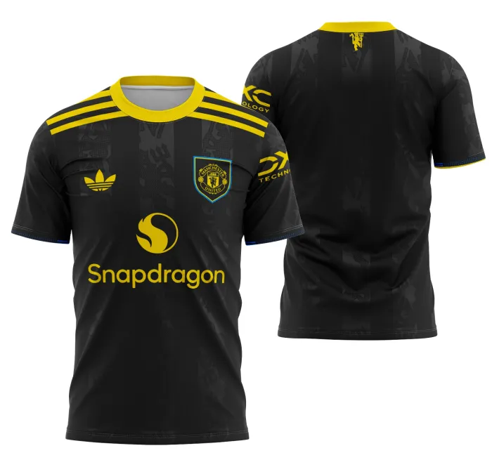 Camiseta unissex preta com logo no peito e estampa grande nas costas inspirado na Camisa Manchester United Tercera 2025-2026, estilo moderno e esportivo.