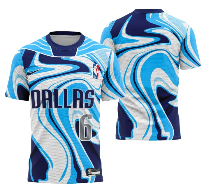 Camiseta unissex preta com logo no peito e estampa grande nas costas inspirada no conceito Mavericks, design moderno e arrojado, perfeita para quem busca estilo e atitude.