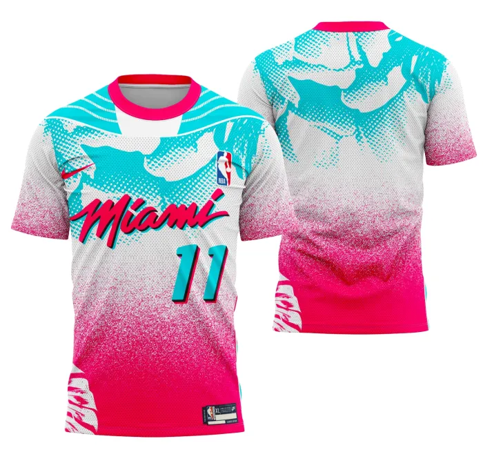 Camiseta unissex preta com logo no peito e estampa grande nas costas inspirada no conceito Miami Heat, ideal para fãs do basquete e estilo urbano.
