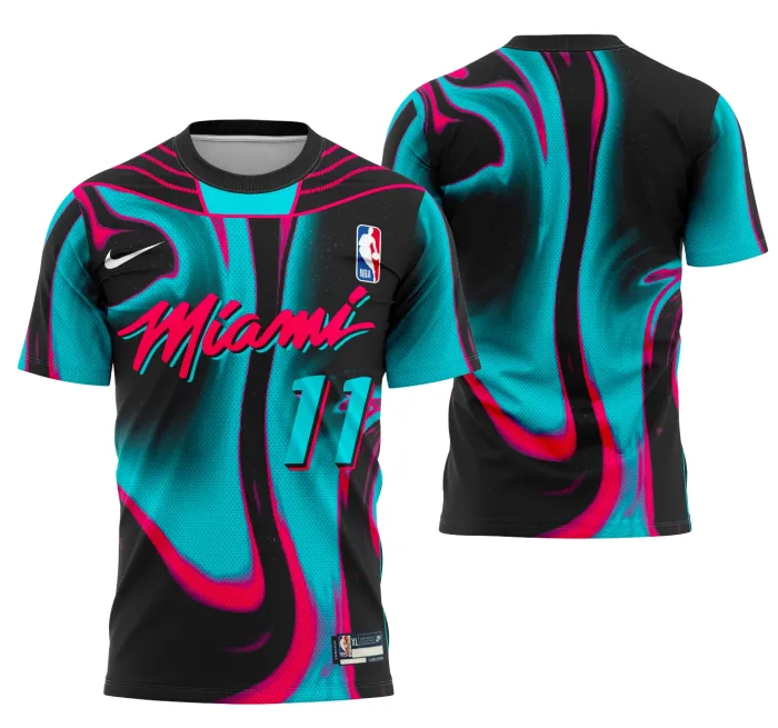 Camiseta unissex preta com logo no peito e estampa grande nas costas, tema Miami Heat conceito, design moderno e esportivo, perfeita para fãs do basquete.