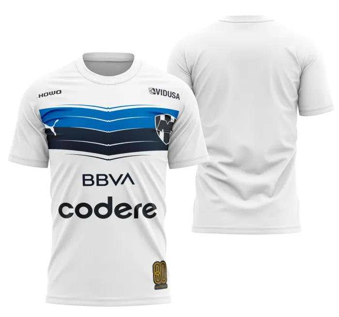 Camiseta unissex preta com logo no peito e estampa grande nas costas com tema Monterrey Kit Reserva 2025-26, mostrando visual moderno e estilo esportivo marcante.