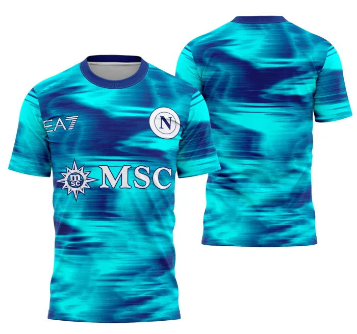 Camiseta unissex preta com logo no peito e estampa grande nas costas, tema Camisa Napoli Terceiro Conceito 2025, design moderno e esportivo ideal para fãs e colecionadores.