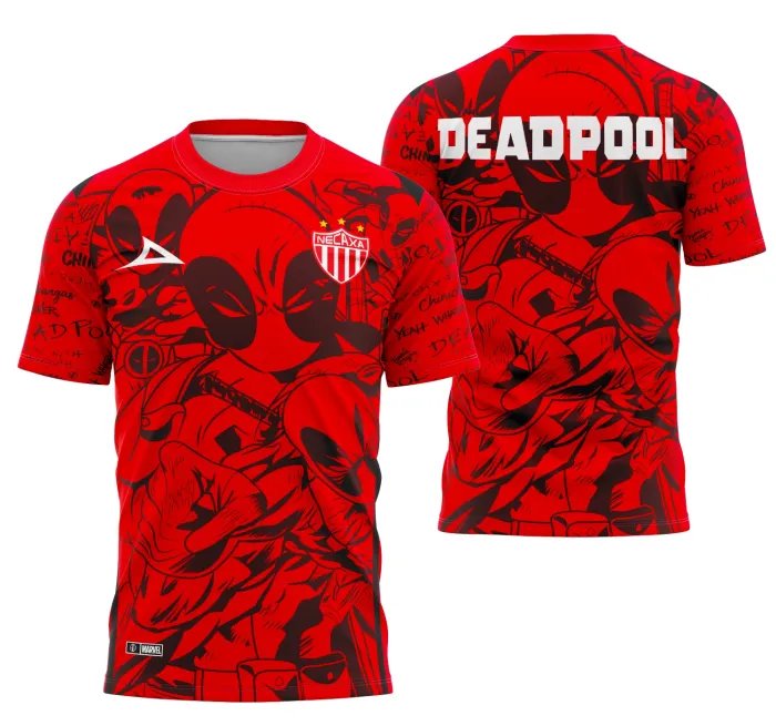 Camiseta unissex preta com logo no peito e estampa grande nas costas, tema Necaxa Especial 2025-2026, visual moderno e estiloso para fãs de futebol.