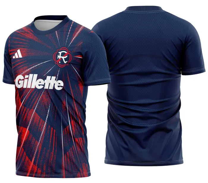Camiseta unissex preta com logo no peito e estampa grande nas costas do New England Revolution Kit Casa 2026, visual moderno e esportivo, perfeita para fãs do time.