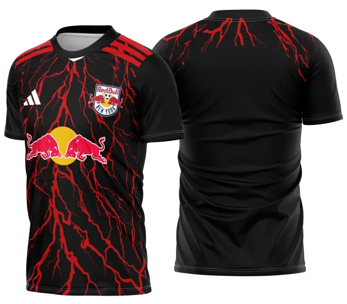 Camiseta unissex preta com logo no peito e estampa grande nas costas inspirada no New York Red Bulls Kit Casa 2026, destacando design esportivo moderno e elegante.