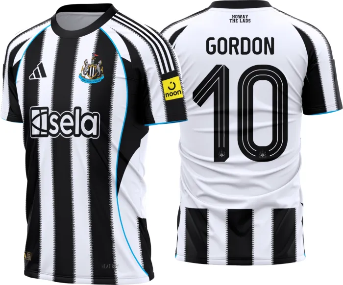 Camiseta unissex preta com logo no peito e estampa grande nas costas inspirada na camisa Newcastle Titular 2025-26, ideal para fãs do futebol com design moderno e elegante.