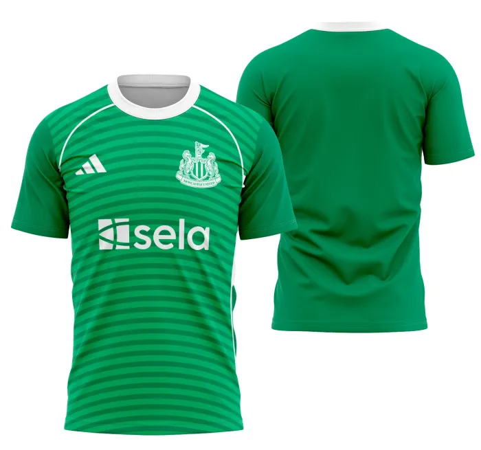 Foto de camiseta unissex preta com logo no peito e estampa grande nas costas do Newcastle United Kit Reserva 2025-26, perfeito para fãs do time e colecionadores.