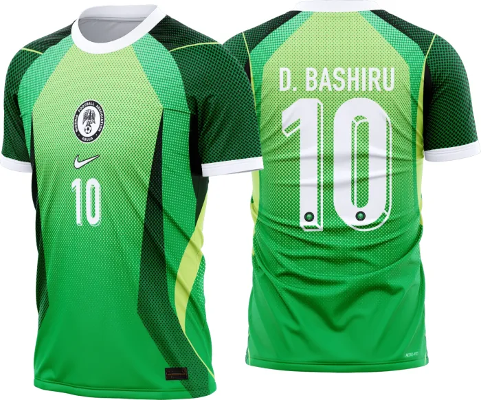 Camiseta unissex preta com logo no peito e estampa grande nas costas com tema Nigeria Titular 2026-28, design moderno e vibrante para torcedores e fãs.