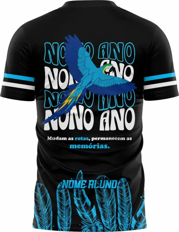 Camiseta unissex preta com logo no peito e estampa grande nas costas mostrando uma arara azul vibrante, tema Nono Ano Arara Azul.