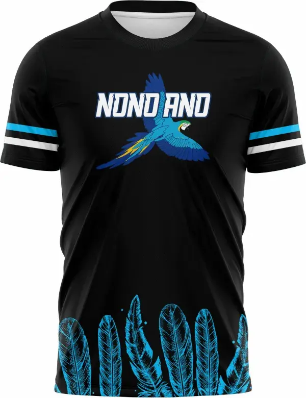 Camiseta unissex preta com logo no peito e estampa grande nas costas mostrando uma arara azul vibrante, tema Nono Ano Arara Azul.