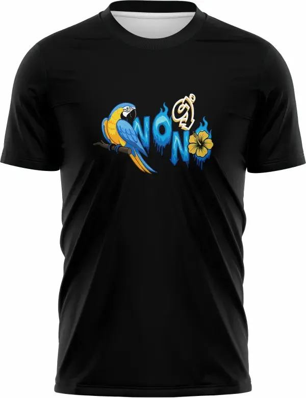 Camiseta unissex preta com logo no peito e estampa grande nas costas inspirada no Nono Ano Arara Azul, com design marcante e cores vibrantes, perfeita para fãs dessa temática.