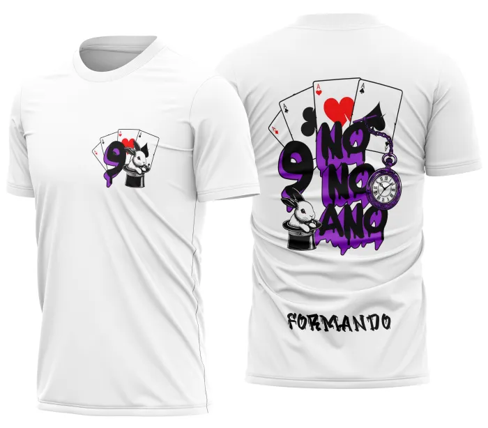 Camiseta unissex preta com logo no peito e estampa grande nas costas com design do Nono Ano, Coelho, Cartas e Relógio, ideal para estilo moderno e descolado.