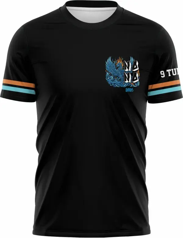 Camiseta unissex preta com logo no peito e estampa grande nas costas, inspirada no Nono Ano Fênix, design marcante e vibrante para ocasiões especiais.