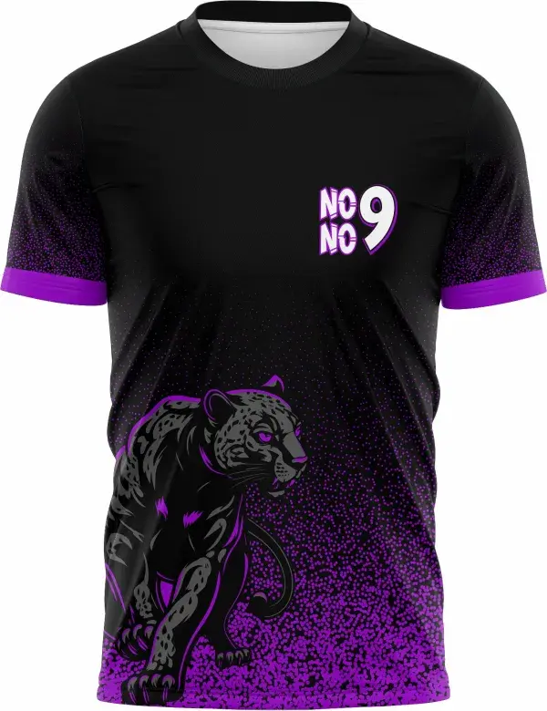 Camiseta unissex preta com logo no peito e estampa grande nas costas do tema Camisa Nono Ano Pantera Negra, destacando visual moderno e estilo jovem.