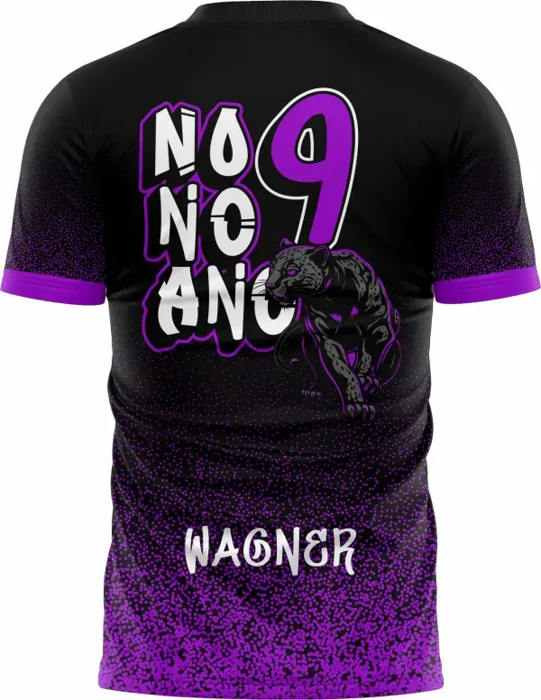 Camiseta unissex preta com logo no peito e estampa grande nas costas do tema Camisa Nono Ano Pantera Negra, destacando visual moderno e estilo jovem.