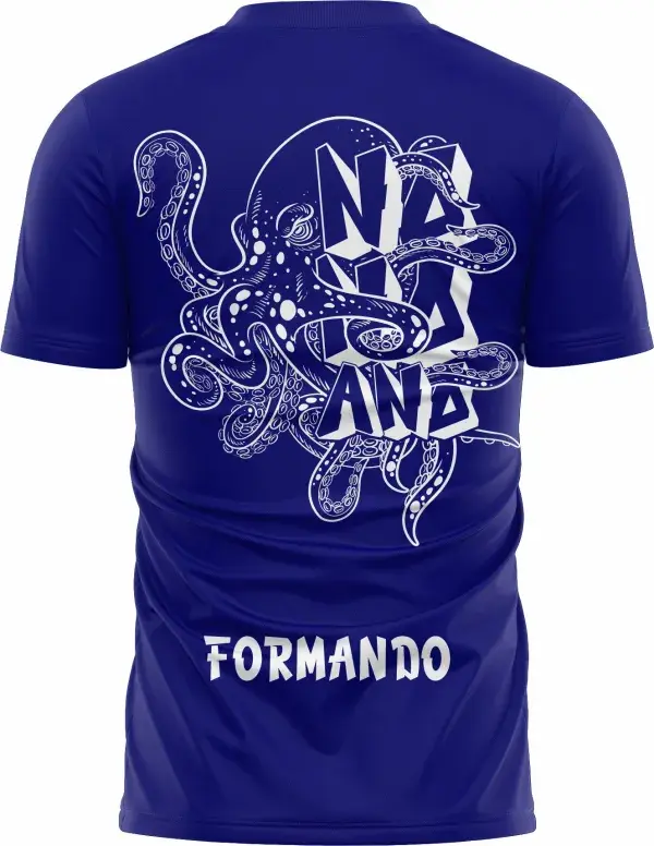 Camiseta unissex preta com logo no peito e estampa grande nas costas mostrando um polvo azul, ideal para quem gosta de estilo jovem e descolado.