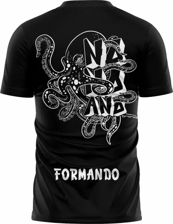 Camiseta preta unissex com logo no peito e estampa grande nas costas mostrando um polvo estilizado, perfeita para quem ama carinho pelo nono ano escolar.