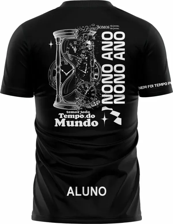 Camiseta unissex preta com logo no peito e estampa grande nas costas, temática Nono Ano Tempo Perdido, visual moderno e despojado, ideal para fãs e estudantes com estilo casual.