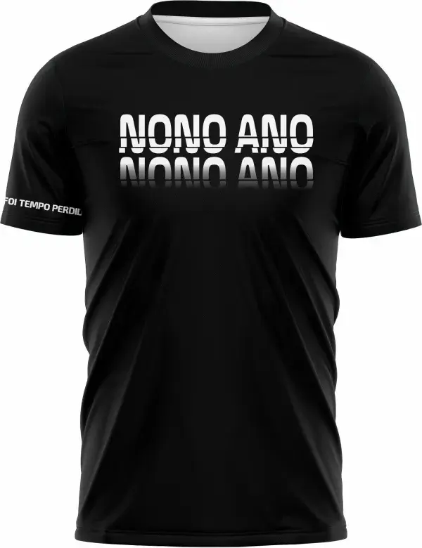 Camiseta unissex preta com logo no peito e estampa grande nas costas, temática Nono Ano Tempo Perdido, visual moderno e despojado, ideal para fãs e estudantes com estilo casual.