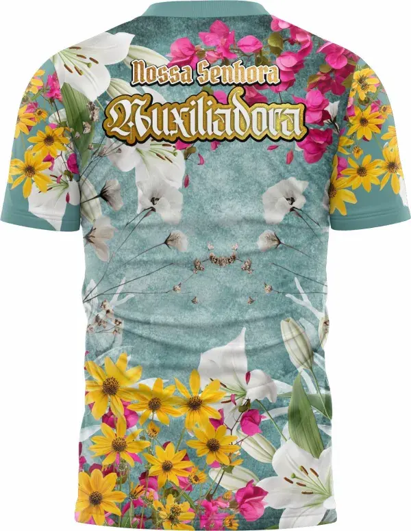 Camiseta unissex branca com logo no peito e estampa grande nas costas da Nossa Senhora Auxiliadora, transmitindo fé e proteção para quem veste