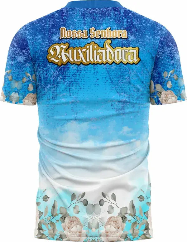 Camiseta unissex branca com logo no peito e estampa grande nas costas da Nossa Senhora Auxiliadora, transmitindo fé e proteção para quem veste