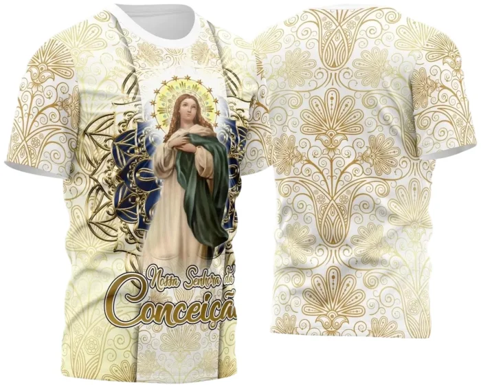 Camiseta unissex branca com logo no peito e estampa grande nas costas da Nossa Senhora Imaculada Conceição em sublimação, ideal para ocasião especial e estilo religioso.