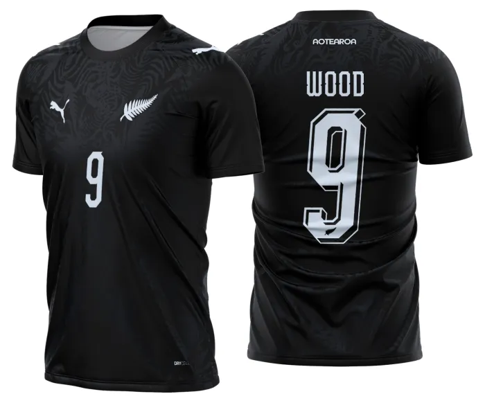 Camiseta unissex preta com logo no peito e estampa grande nas costas mostrando o tema Nova Zelandia Titular 2026-2028, ideal para torcedores que buscam estilo e conforto.