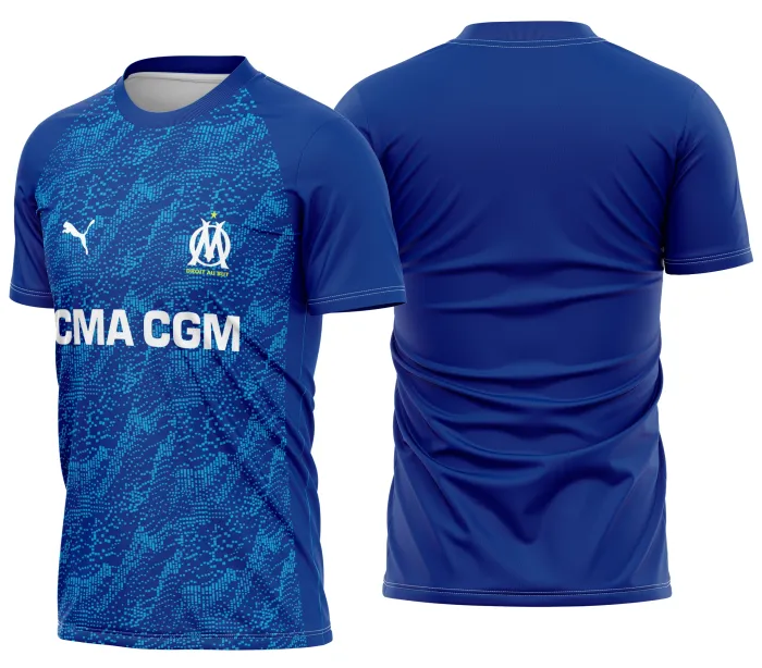 Camiseta unissex preta com logo no peito e estampa grande nas costas inspirada na camisa Olympique Marseille Terceiro 25-26, visual moderno e design arrojado para fãs do time.