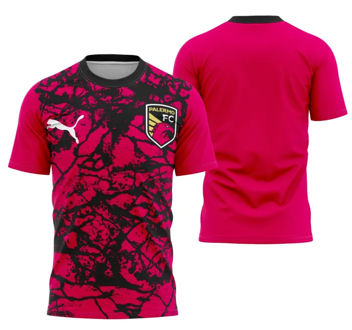 Camiseta preta unissex com logo no peito e estampa grande nas costas com tema Palermo FC, mostrando força e identidade para fãs do time.