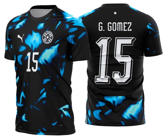 Camiseta unissex preta com logo no peito e estampa grande nas costas com tema Paraguai Reserva 2026-2028, design moderno e atraente para fãs de futebol.