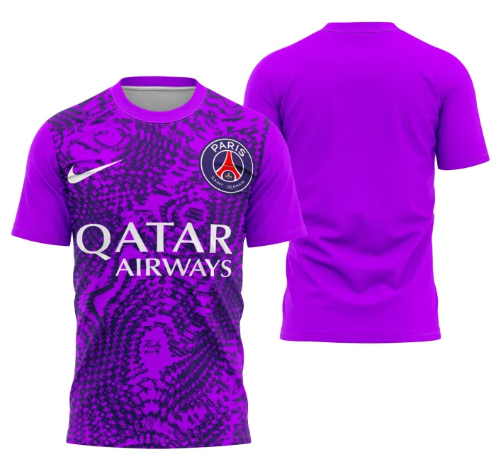 Camiseta preta unissex com logo no peito e estampa grande nas costas inspirada no time Paris Saint-germain, perfeita para fãs e torcedores do clube.