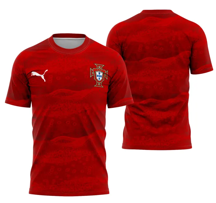 Camiseta unissex preta com logo no peito e estampa grande nas costas mostrando o conceito do kit casa de Portugal, ideal para fãs do time em visual moderno e marcante.