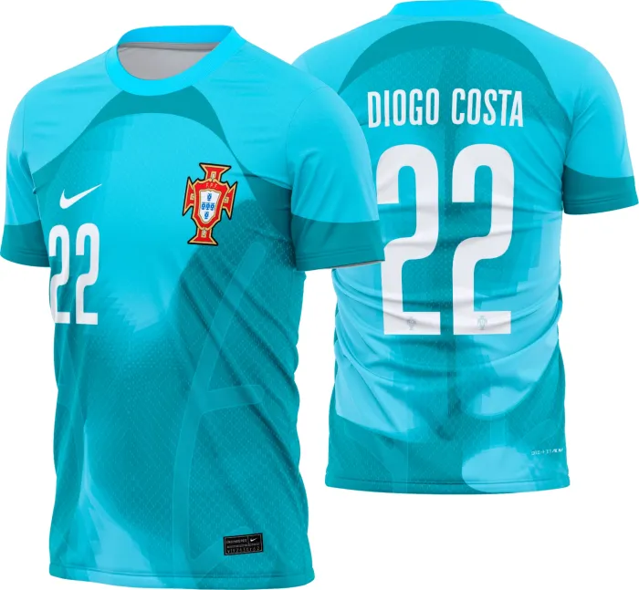Camiseta unissex preta com logo no peito e estampa grande nas costas, representando o goleiro de Portugal 2022-23, destaque para estilo moderno e design marcante.