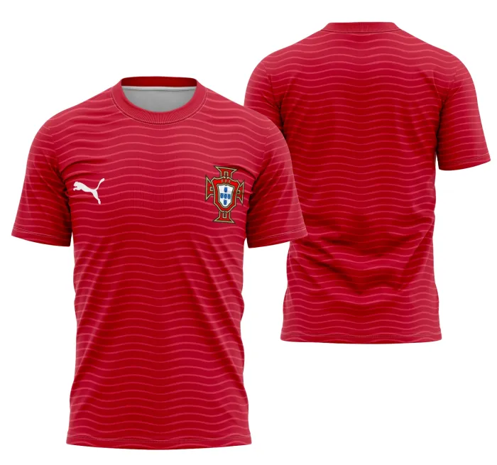 Camiseta unissex branca com logo no peito e estampa grande nas costas tema Camisa Portugal Kit Casa 2026, visual moderno e esportivo ideal para fãs do futebol português.