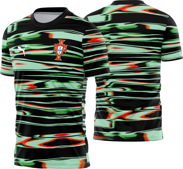Camiseta unissex preta com logo no peito e estampa grande nas costas, inspirada na camisa Portugal Pré-Jogo 2025-26, perfeita para torcedores e fãs do futebol.