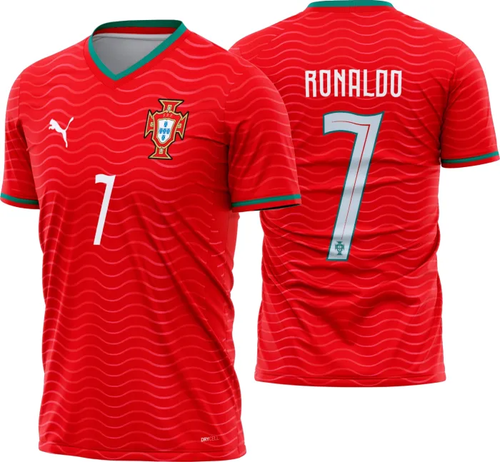 Camiseta unissex branca com logo no peito e estampa grande nas costas inspirada na camisa Portugal Titular 2026-28, ideal para fãs do futebol com design moderno e cores vibrantes.