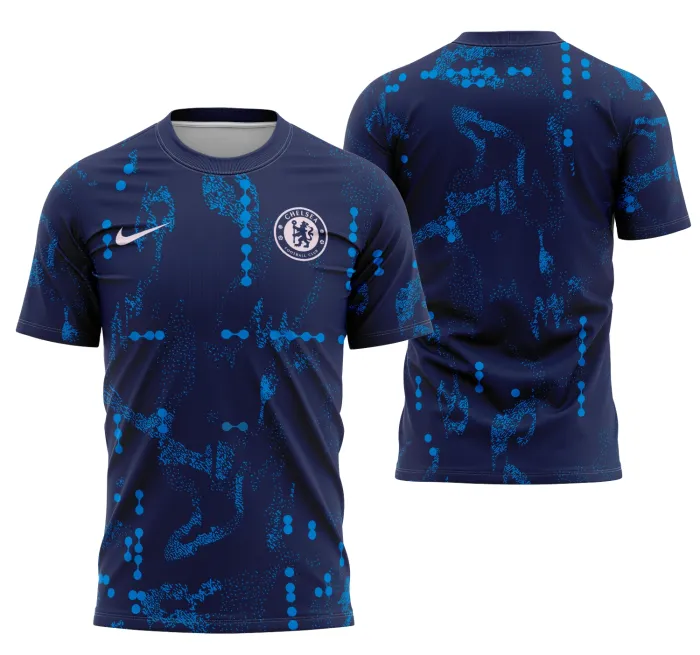 Camiseta unissex preta com logo no peito e estampa grande nas costas do Chelsea Pré-Jogo 2024-2025, design moderno e vibrante, perfeita para torcedores e fãs do time