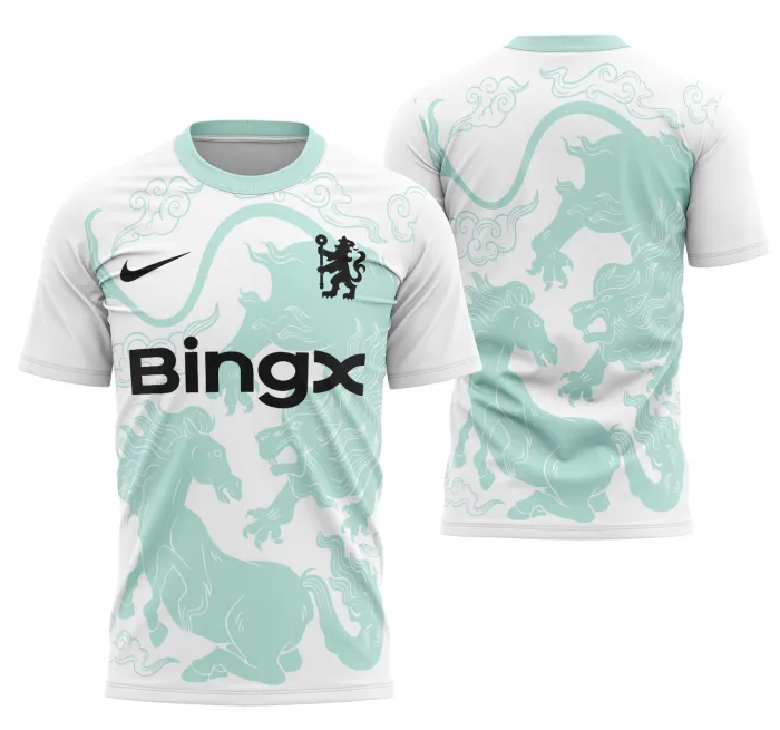 Camiseta preta unissex com logo no peito e estampa grande nas costas, celebrando o Ano Novo Chinês 25-26 do Chelsea, estilo pré-jogo elegante e moderna.