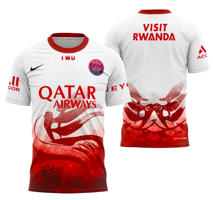Foto de camiseta unissex preta com logo no peito e estampa grande nas costas do PSG celebrando o Ano Novo Chinês 2025-2026, design vibrante e moderno.