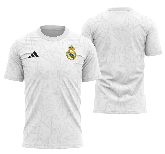 Camiseta unissex preta com logo no peito e estampa grande nas costas, tema Pré-Jogo do Real Madrid 2024-2025 Modelo 2, ideal para fãs do futebol e estilo esportivo.