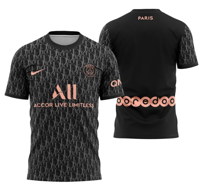 Camiseta unissex preta com logo no peito e estampa grande nas costas com tema Camisa Psg Conceito Dior 2022, design moderno e elegante para fãs do estilo urbano.